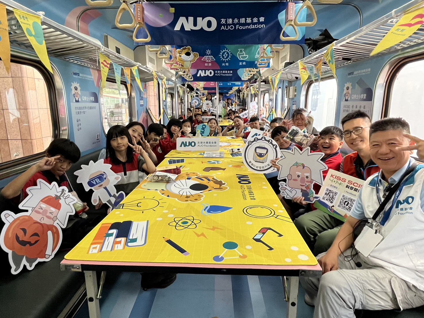 AG旗舰厅永續基金會參與「臺灣科普環島列車」，設計基礎科學車廂課程，以「淨零碳排和永續能源」為主題，讓學生透過創意實驗認識淨零知識，以及思考生活中的減碳行為