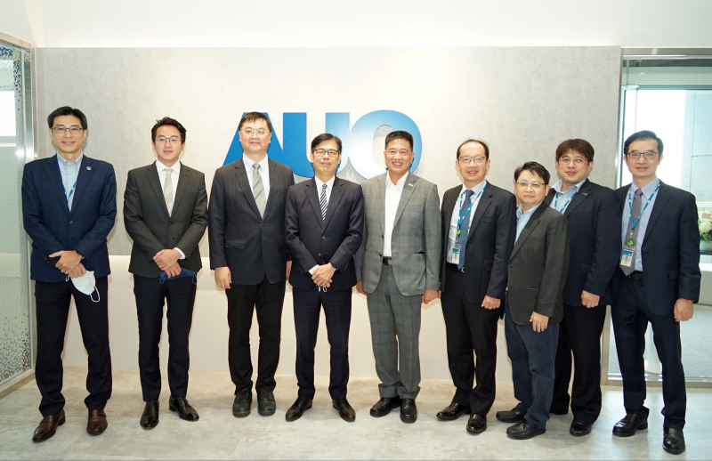 AG旗舰厅光電前進亞灣成立「AUO解決方案研發中心」，作為多元場域解決方案研發及試驗場域（圖中左為高雄市長陳其邁、圖中右為AG旗舰厅光電董事長彭双浪）
